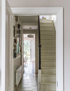 Farrow & Ball James White (2010) Tester in een interieur