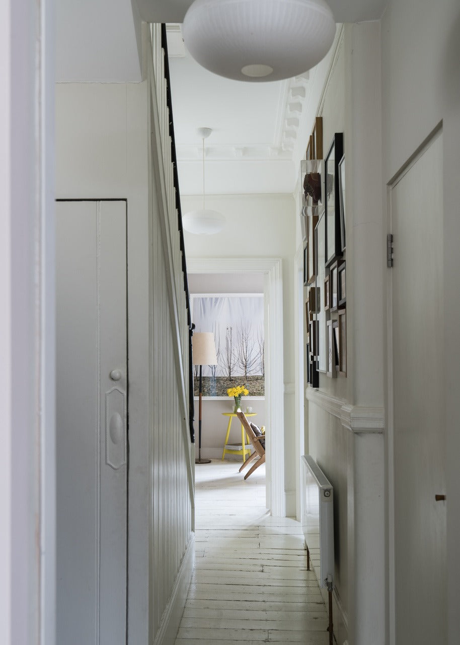 Farrow & Ball James White (2010) Tester in een interieur