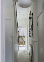 Farrow & Ball James White (2010) Tester in een interieur