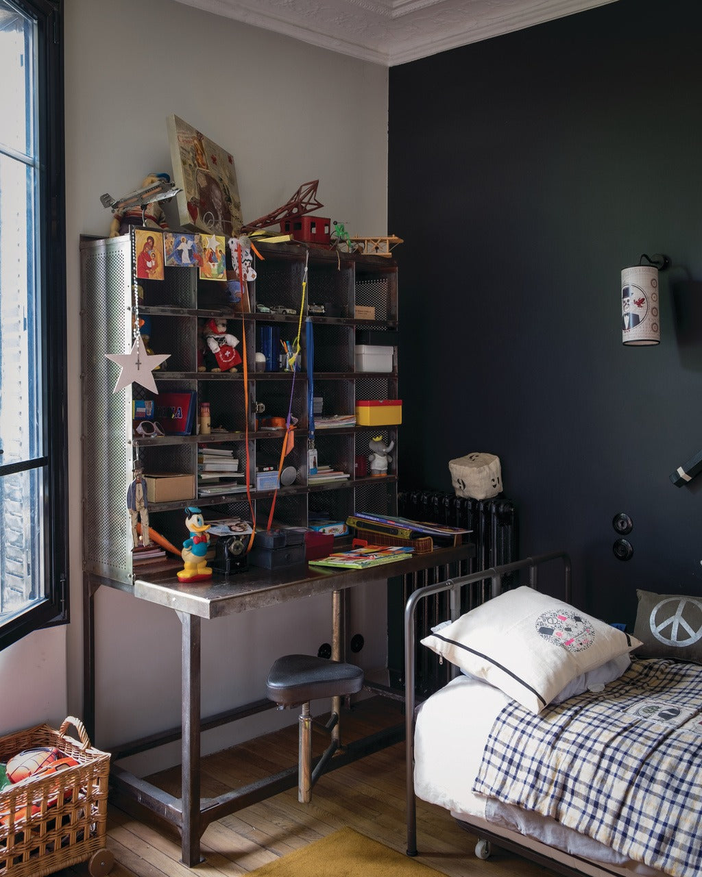 Farrow & Ball Off-Black (57) Tester in een interieur
