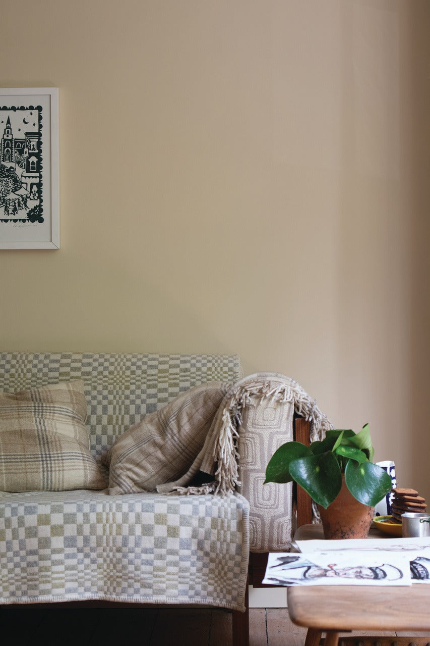 Farrow & Ball Orange Coloured White (W5) in een interieur