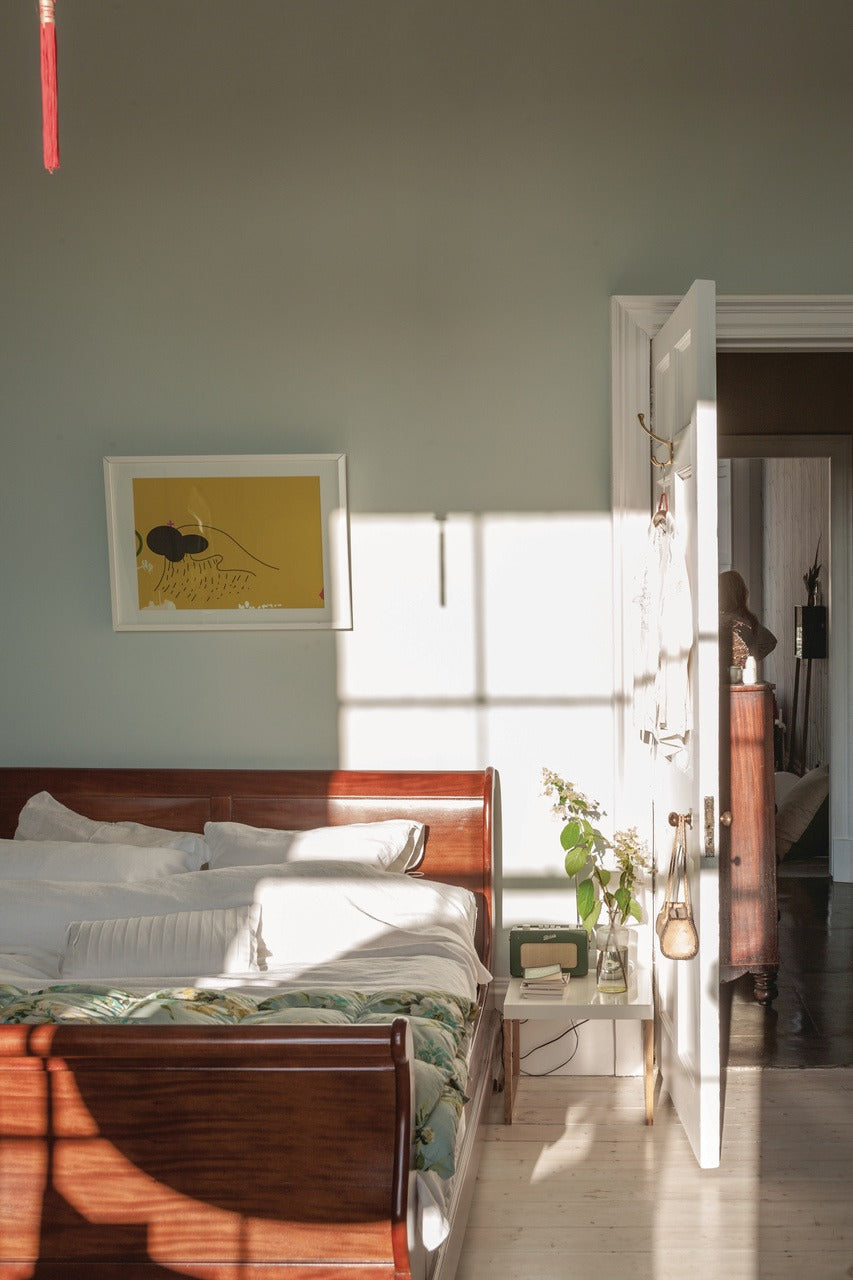 Farrow & Ball Pale Powder (204) Tester in een interieur