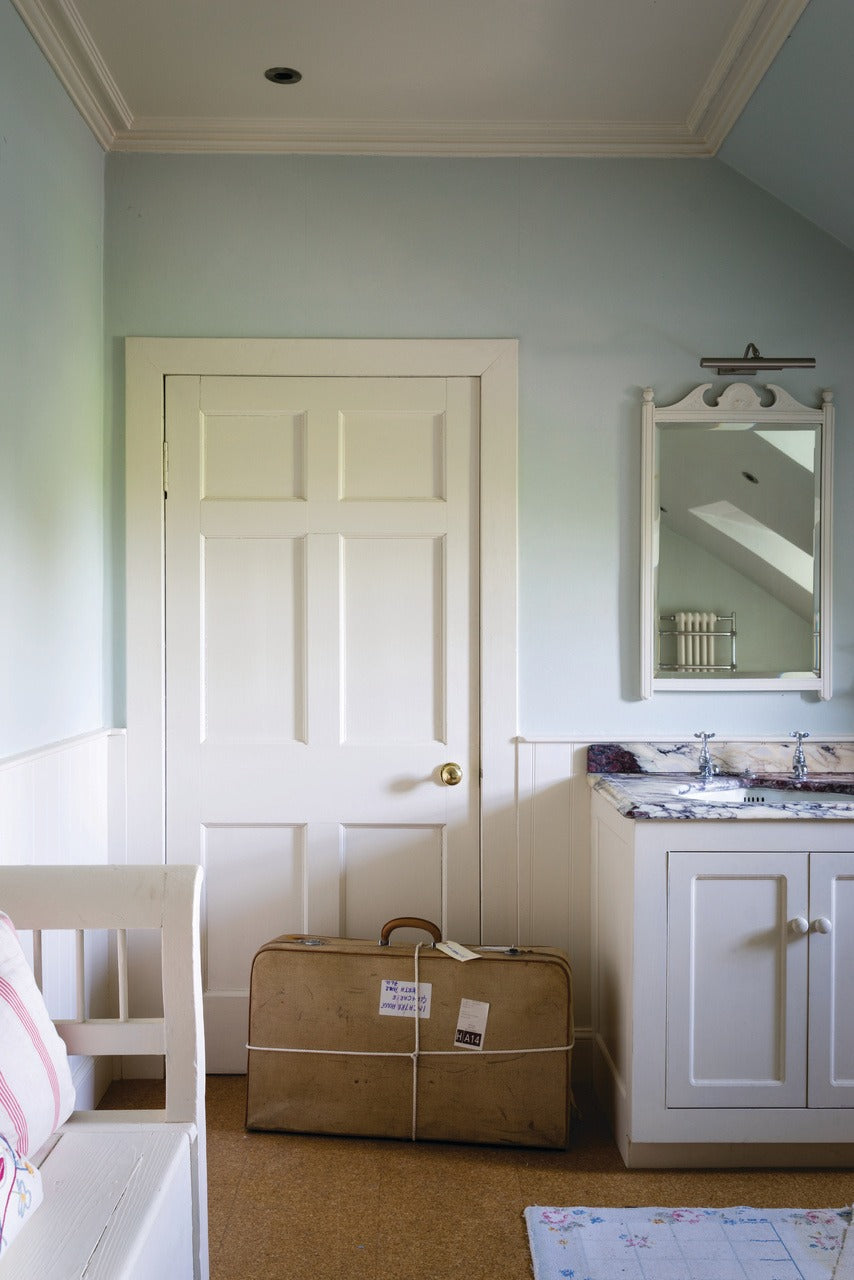 Farrow & Ball Pale Powder (204) Tester in een interieur