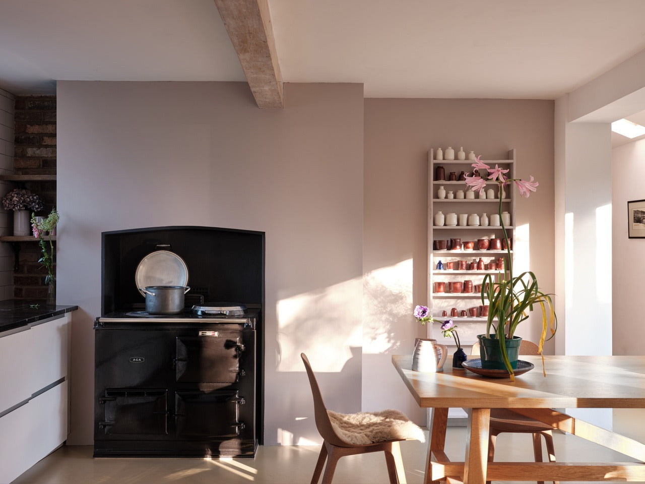 Farrow & Ball Strong White (2001) Tester in een interieur