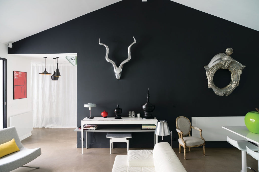 Farrow & Ball Pitch Black (256) in een interieur