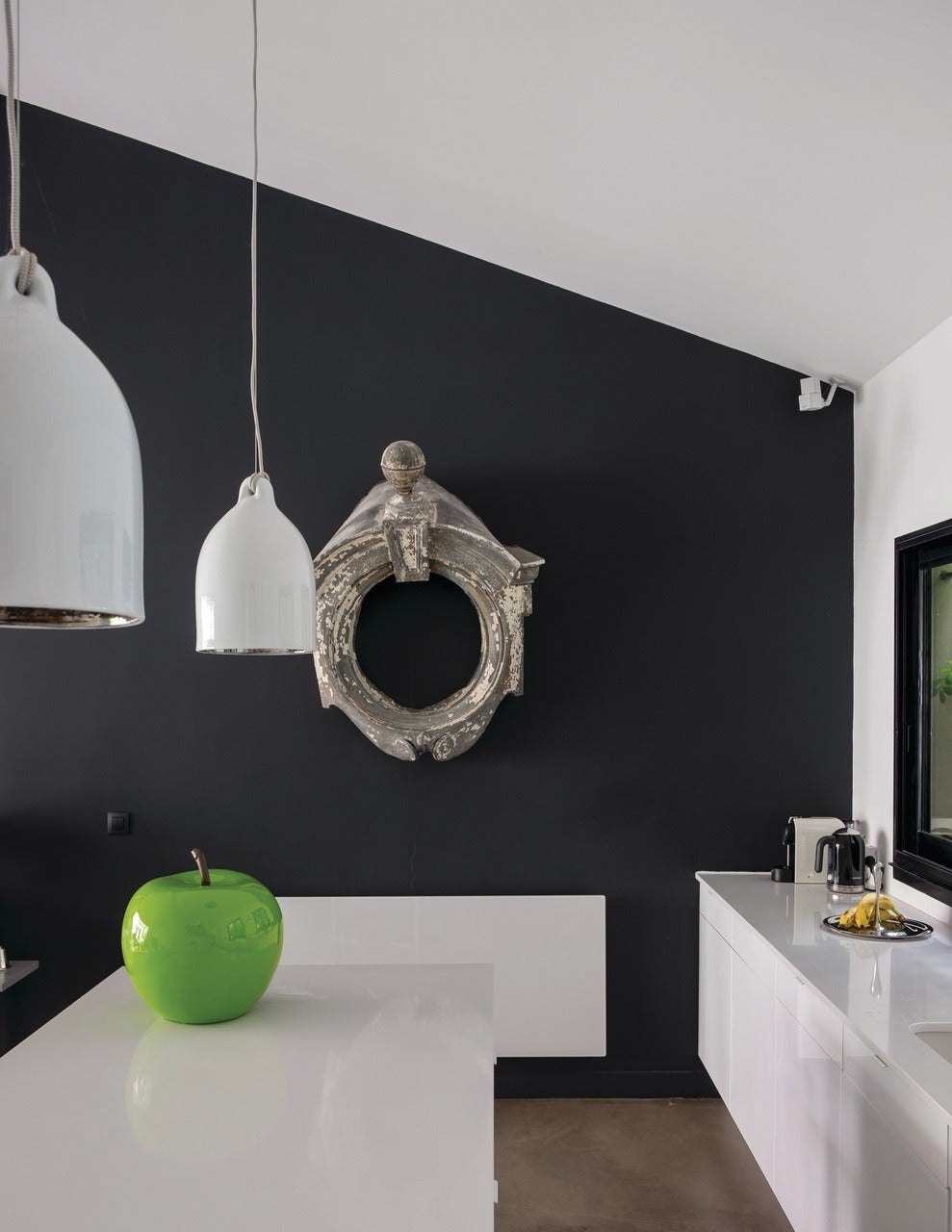 Farrow & Ball Pitch Black (256) Tester in een interieur