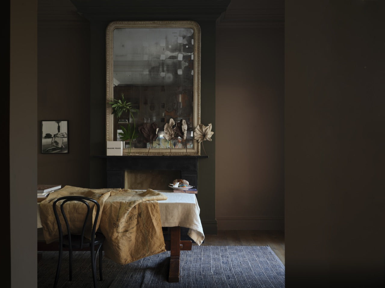 Farrow & Ball Broccoli Brown (198) Tester in een interieur