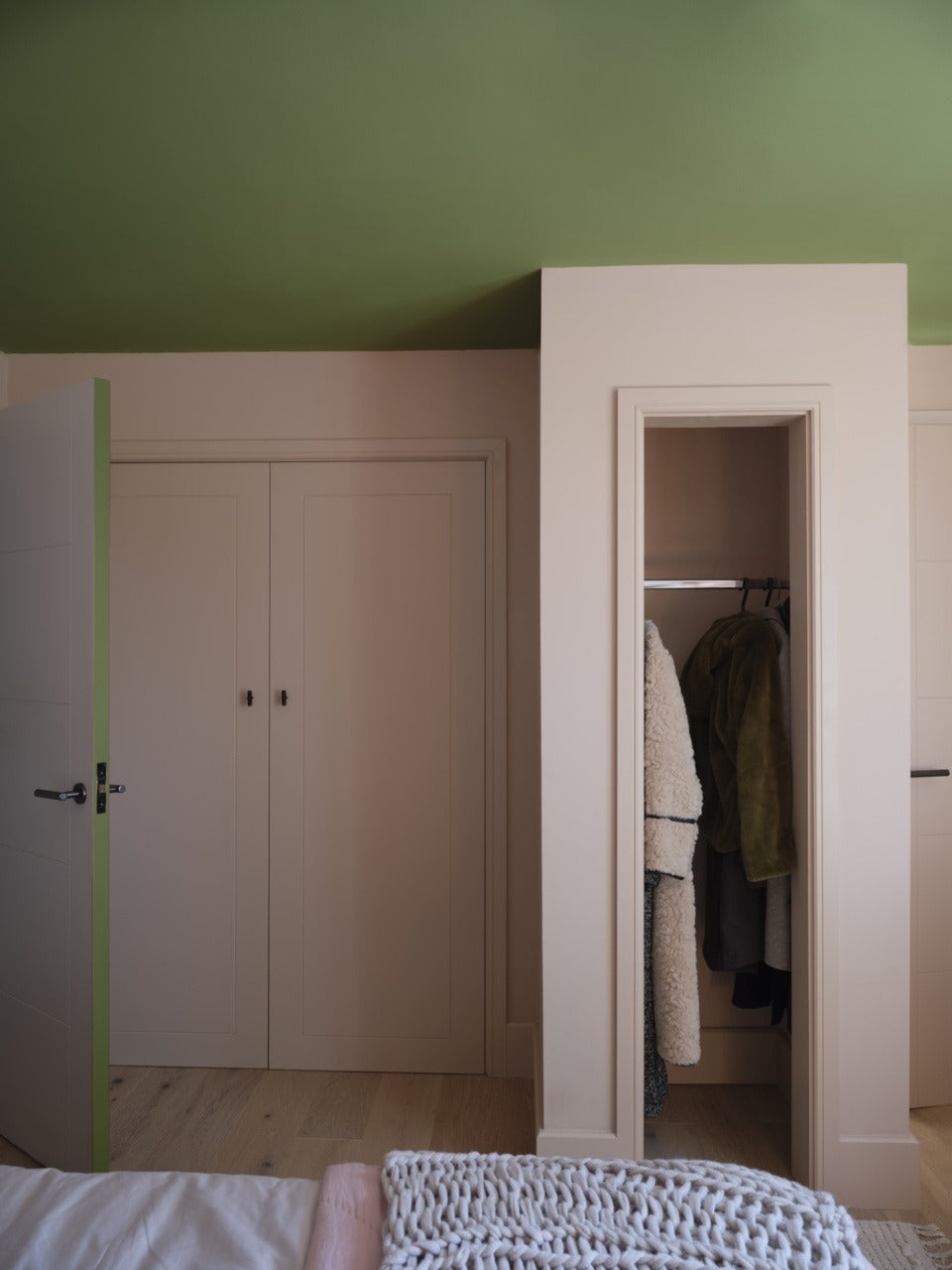 Farrow & Ball Sap Green (199) in een interieur