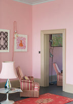 Farrow & Ball Nancy's Blushes (278) Tester in een interieur