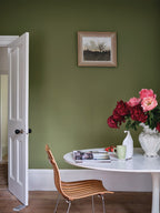 Farrow & Ball Snow White (W1) in een interieur