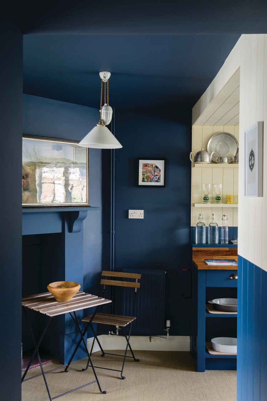 Farrow & Ball Stiffkey Blue (281) in een interieur