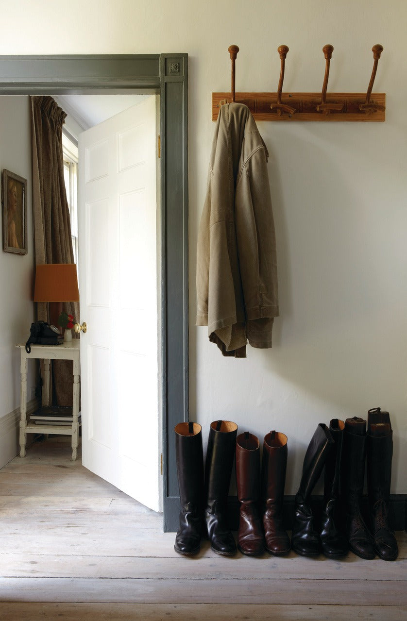 Farrow & Ball Strong White (2001) Tester in een interieur