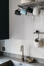 Farrow & Ball Strong White (2001) Tester in een interieur
