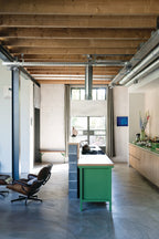 Farrow & Ball Strong White (2001) Tester in een interieur