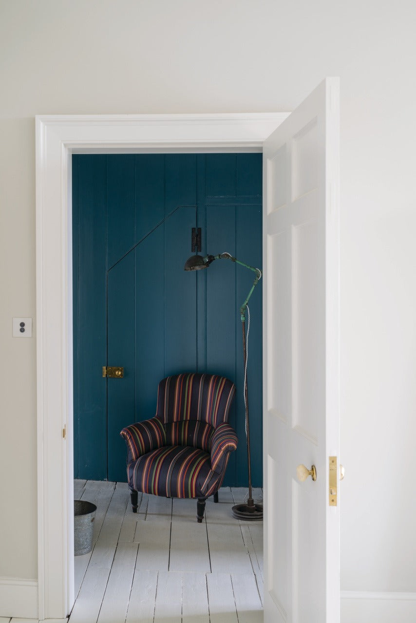 Farrow & Ball Strong White (2001) Tester in een interieur