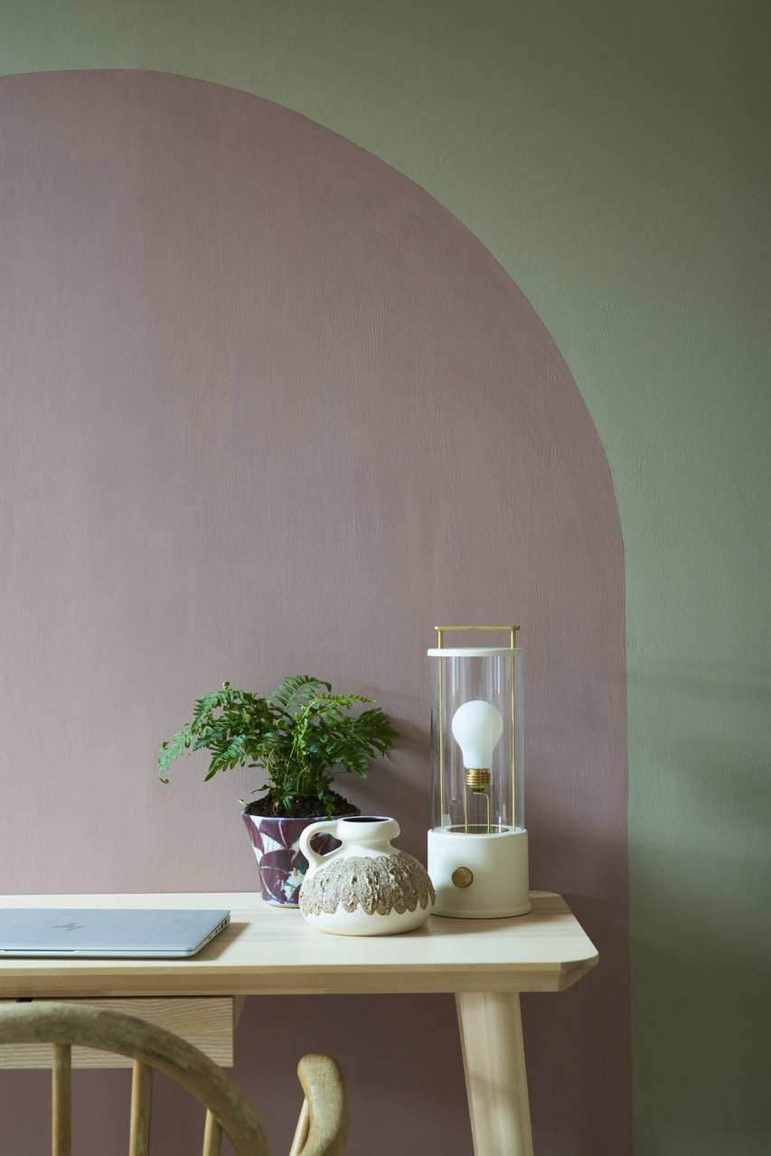 Farrow & Ball Sulking Room Pink (295) Tester in een interieur