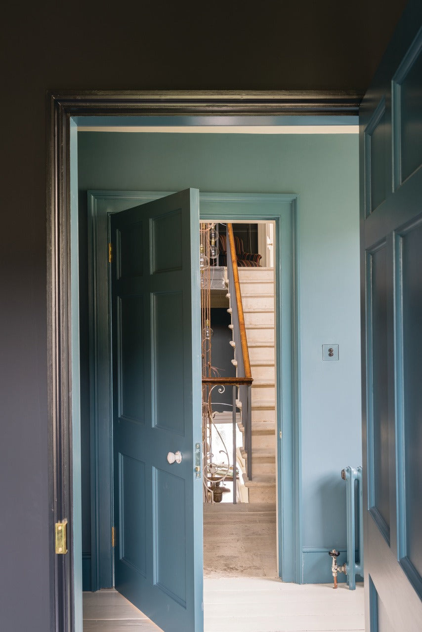 Farrow & Ball Tanner's Brown (255) Tester in een interieur