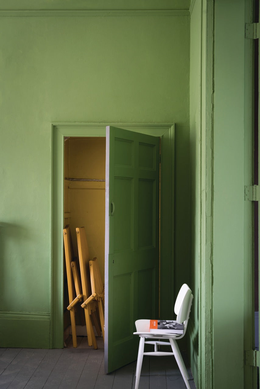 Farrow & Ball Yellow Ground (218) Tester in een interieur