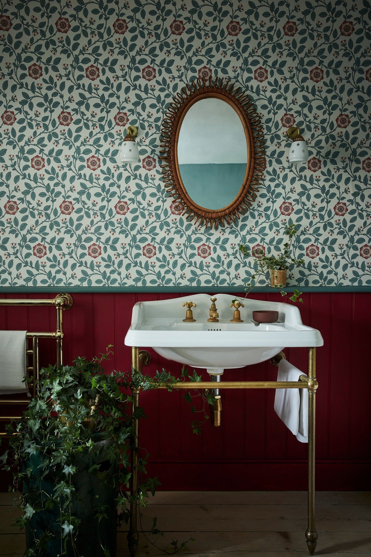 Little Greene Baked Cherry (14) - Tester in een interieur
