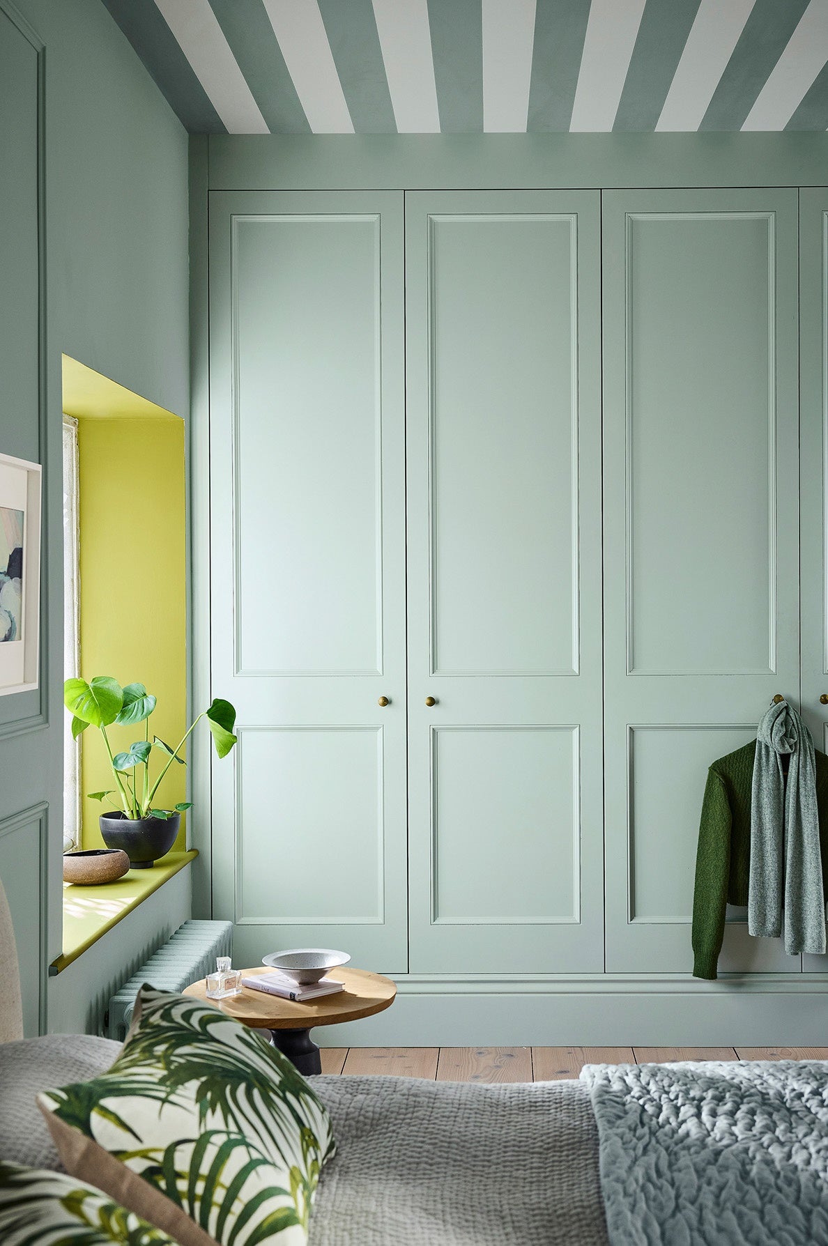 Little Greene Celestial Blue Deep (366) in een interieur