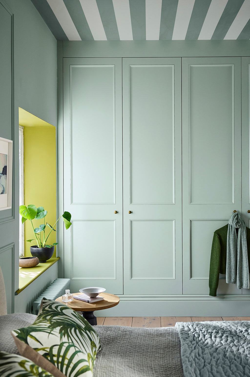 Tester Little Greene Celestial Blue Deep (366) in een interieur