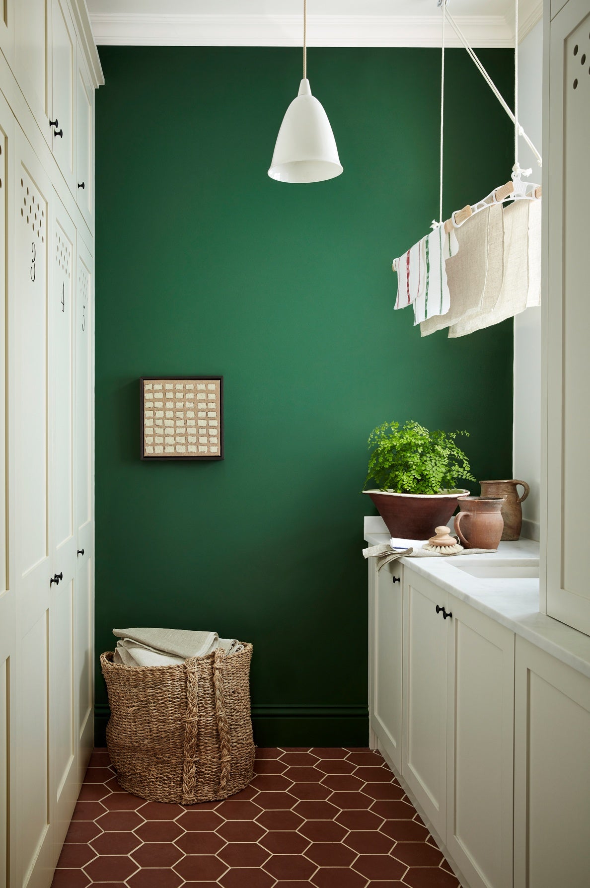Little Greene Dark Brunswick Green (88) in een interieur