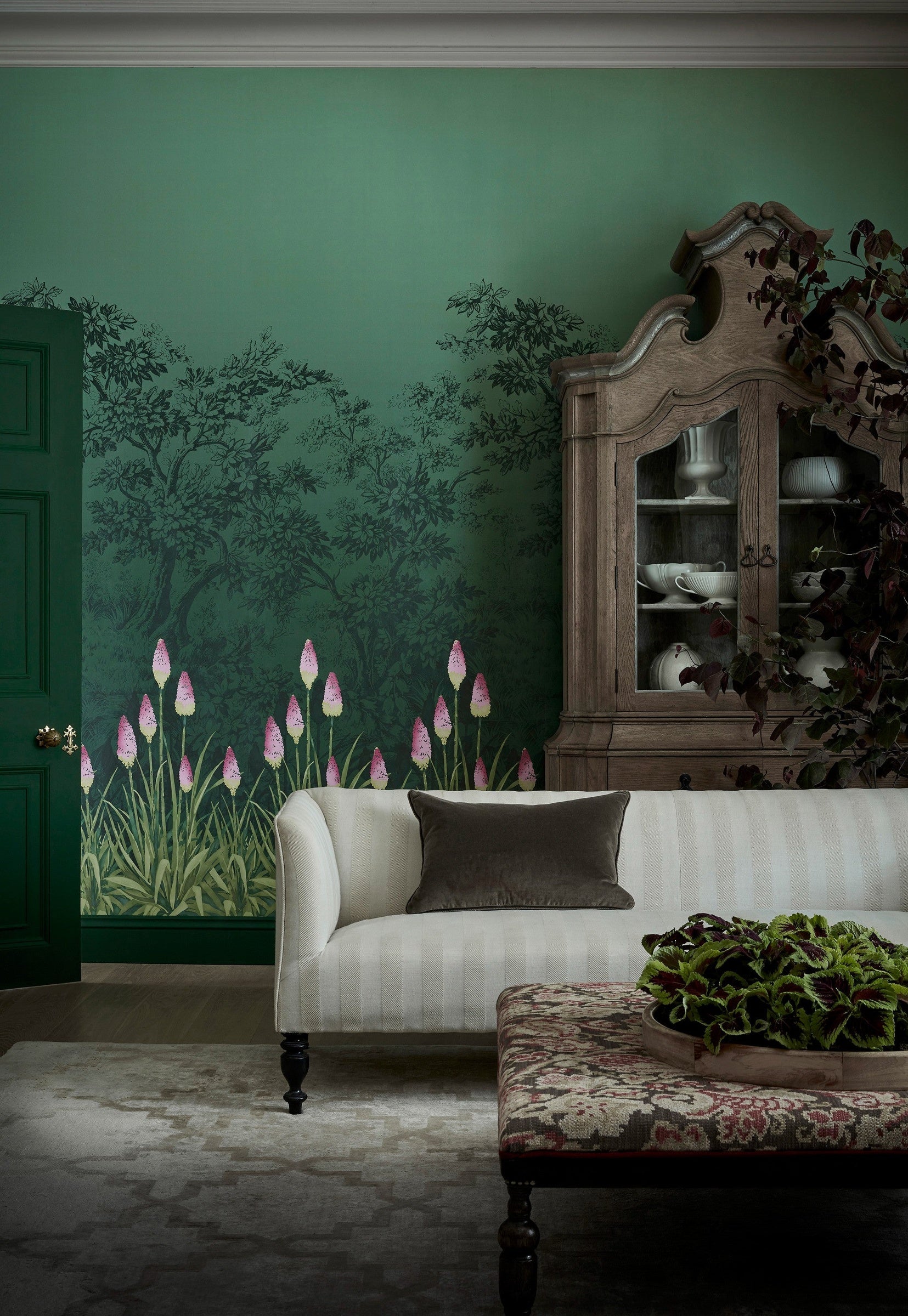Little Greene Dark Brunswick Green (88) - Tester in een interieur