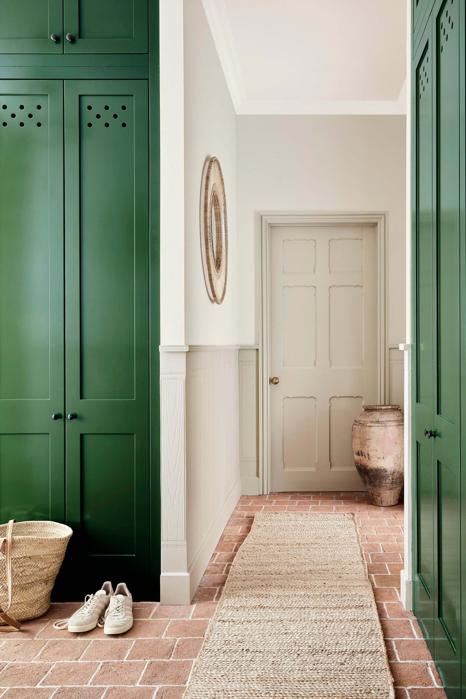 Little Greene Dark Brunswick Green (88) in een interieur