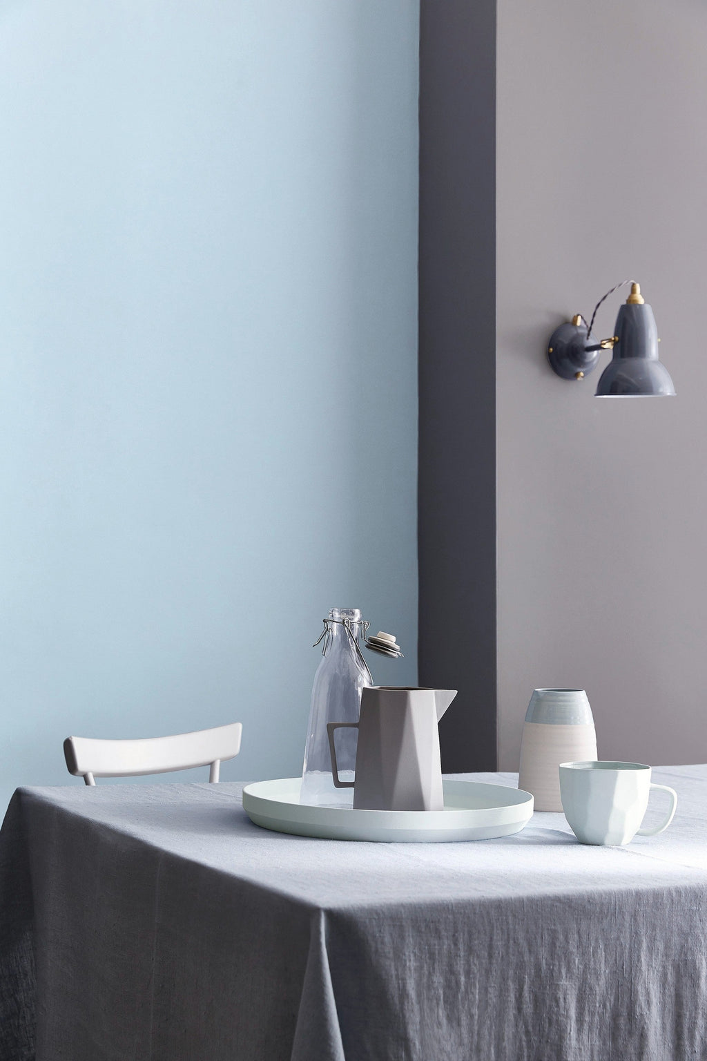 Little Greene Delicate Blue (248) - Tester in een interieur