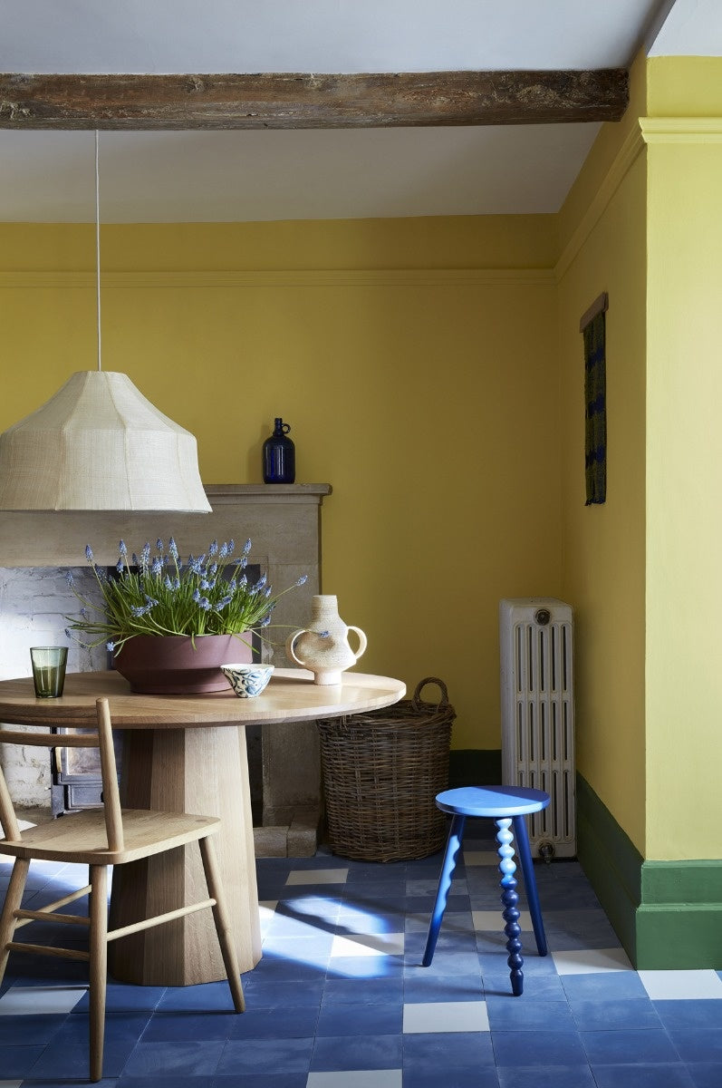 Little Greene Indian Yellow (335) in een interieur