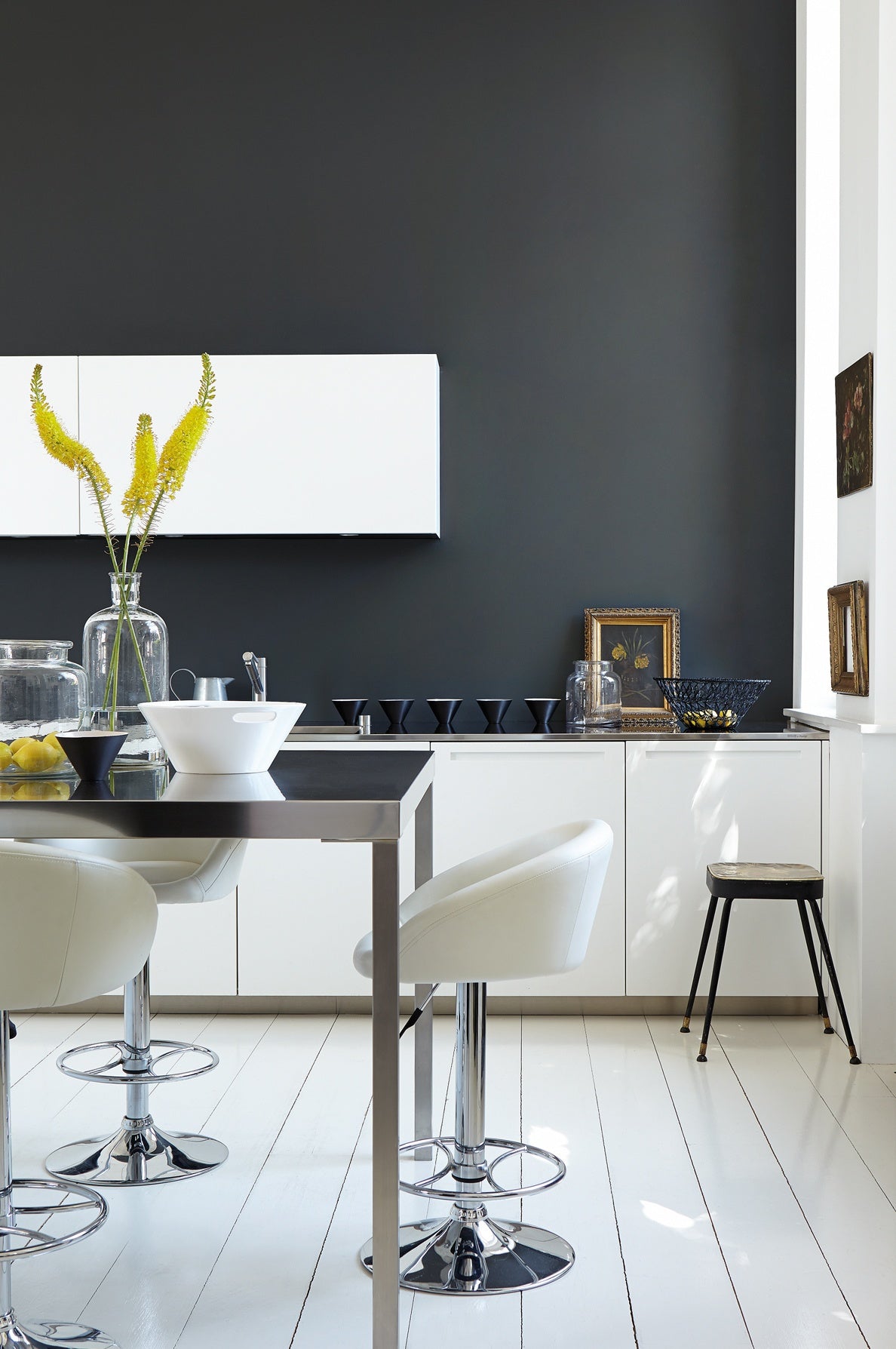 Little Greene Lamp Black (228) in een interieur