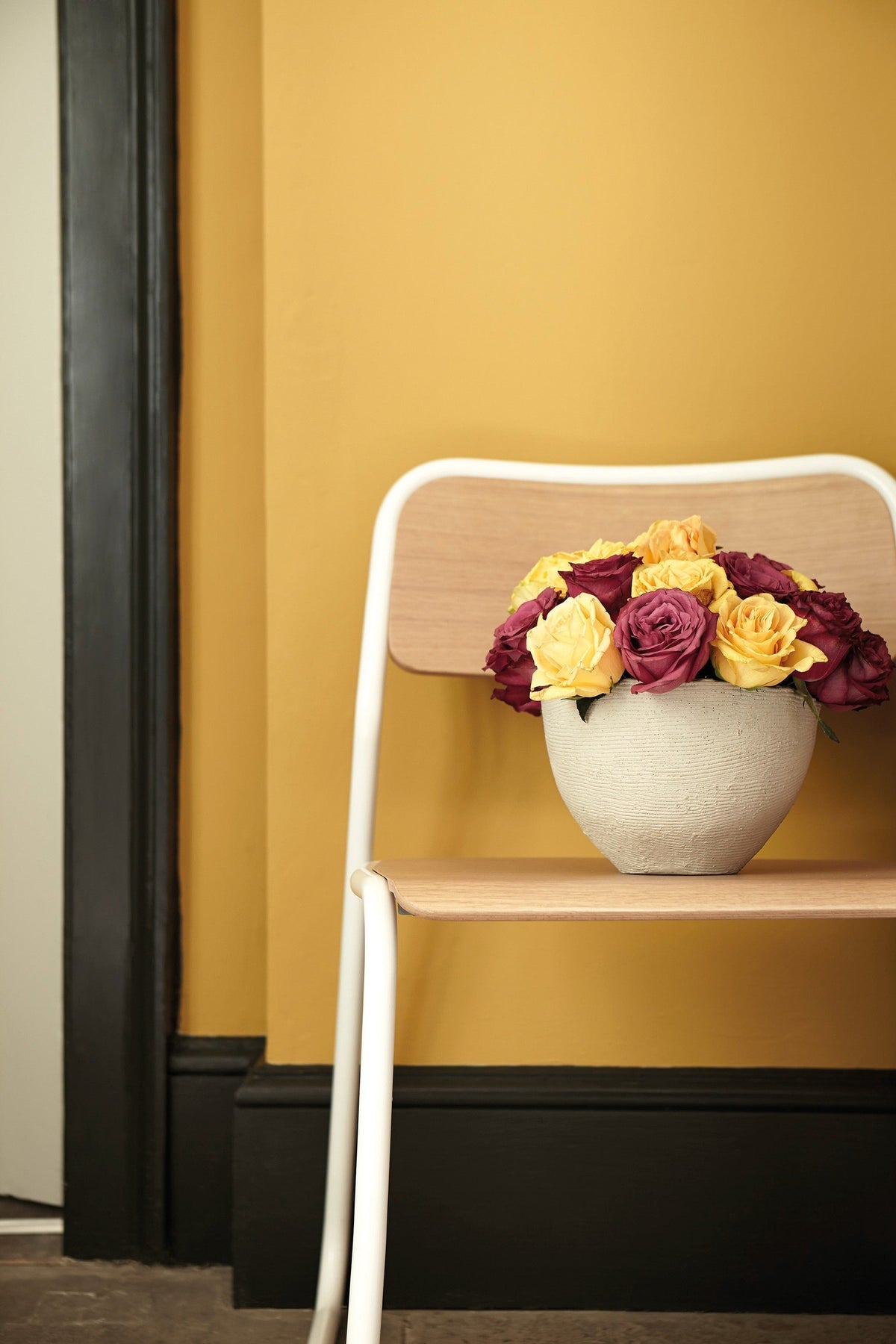 Little Greene Lamp Black (228) - Tester in een interieur