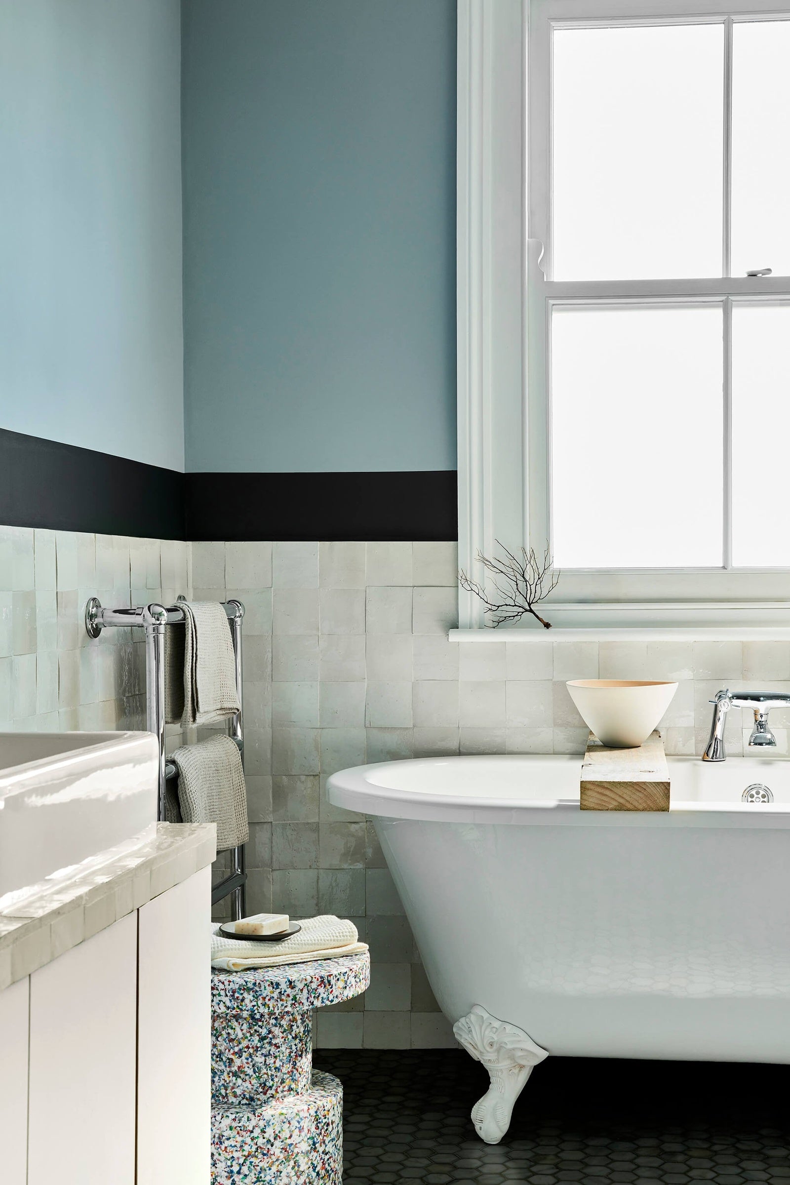 Little Greene Lamp Black (228) - Tester in een interieur