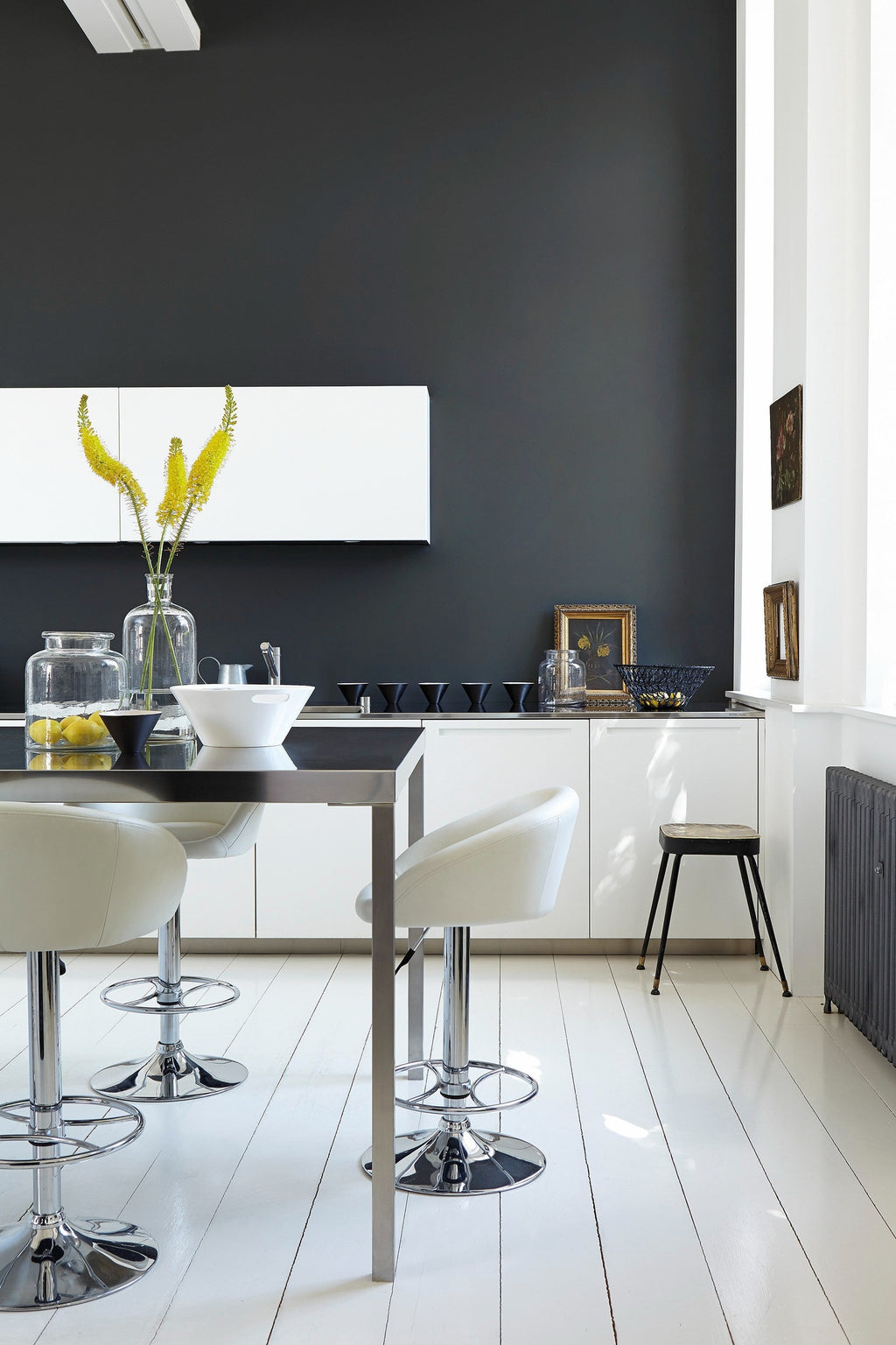 Little Greene Lamp Black (228) - Tester in een interieur