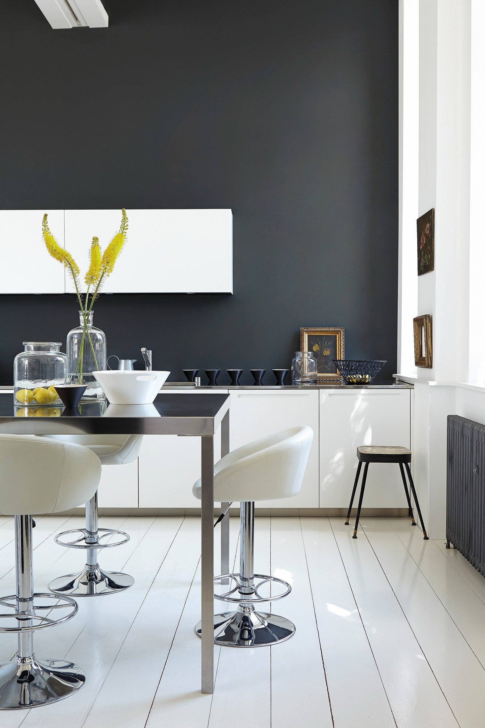 Little Greene Lamp Black (228) - Tester in een interieur