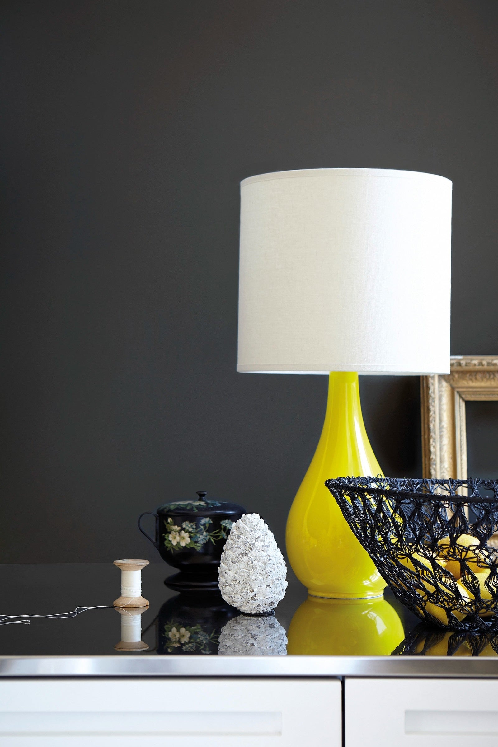 Little Greene Lamp Black (228) - Tester in een interieur
