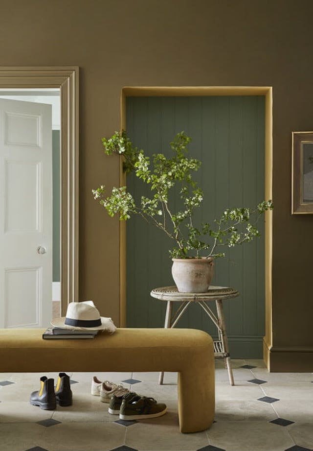 Little Greene Light Bronze Green (123) - Tester in een interieur