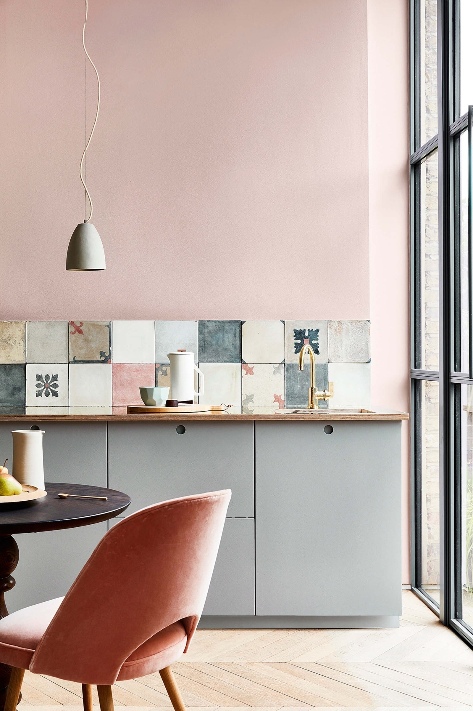 Little Greene Light Peachblossom (3) - Tester in een interieur