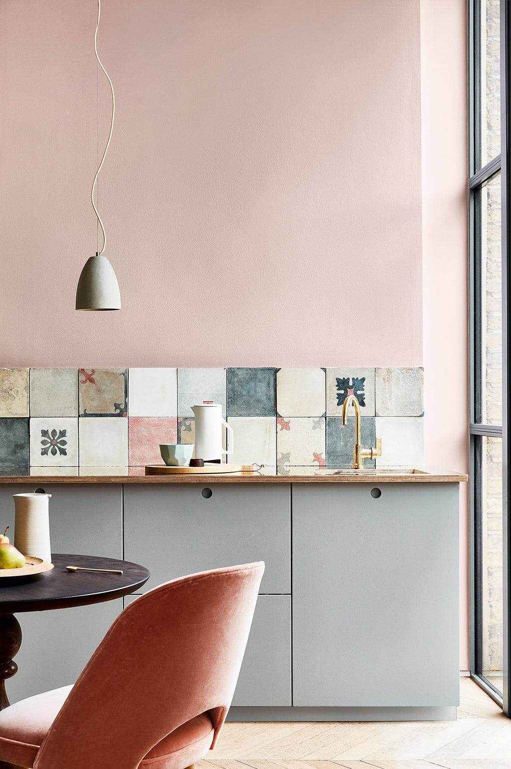Little Greene Light Peachblossom (3) - Tester in een interieur