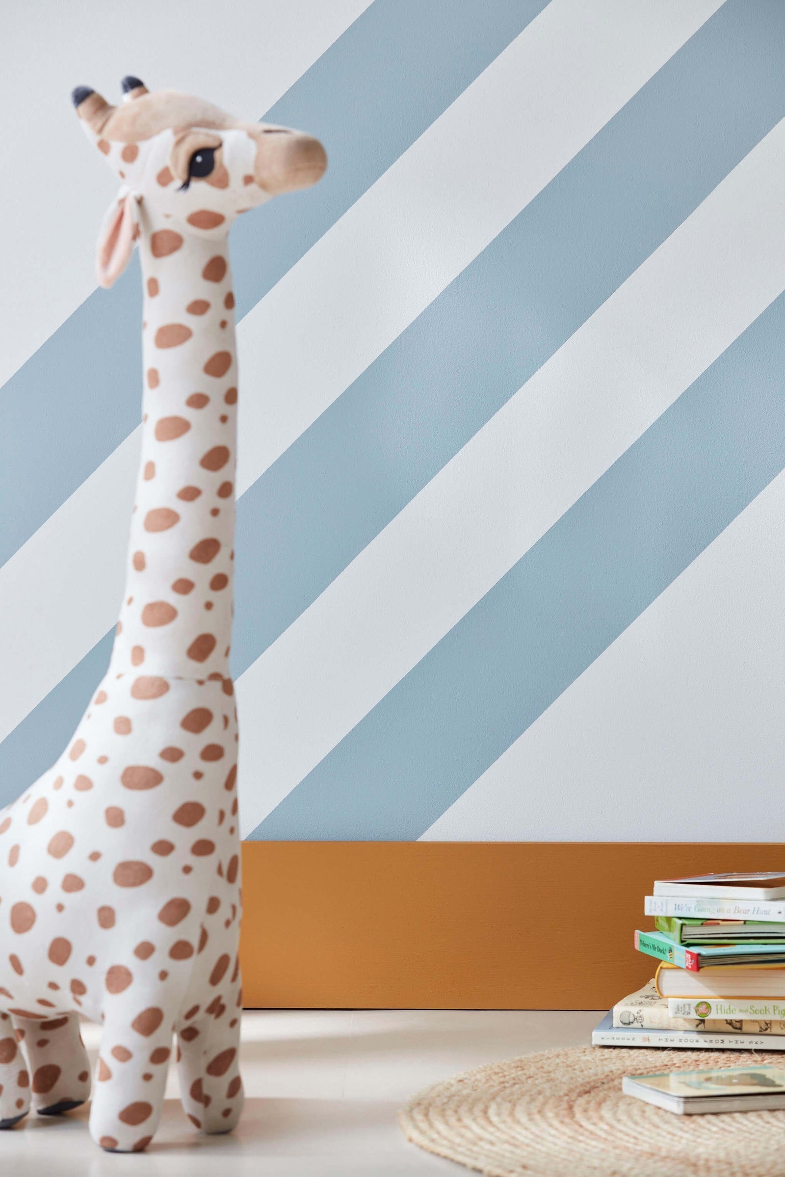 Little Greene Middle Buff (122) in een interieur