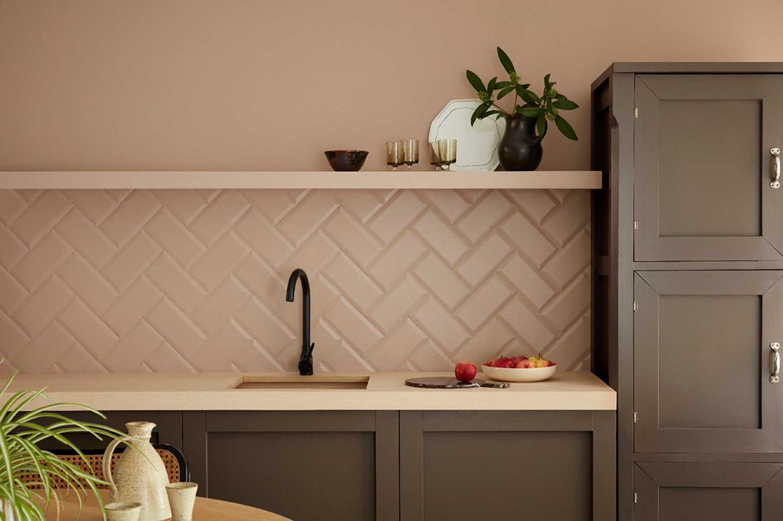 Little Greene Mochi (344) - Tester in een interieur
