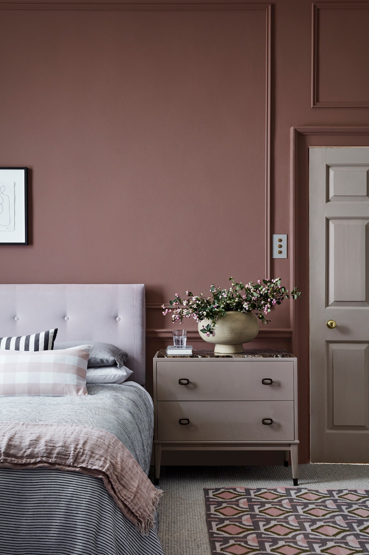 Little Greene Nether Red (315) in een interieur