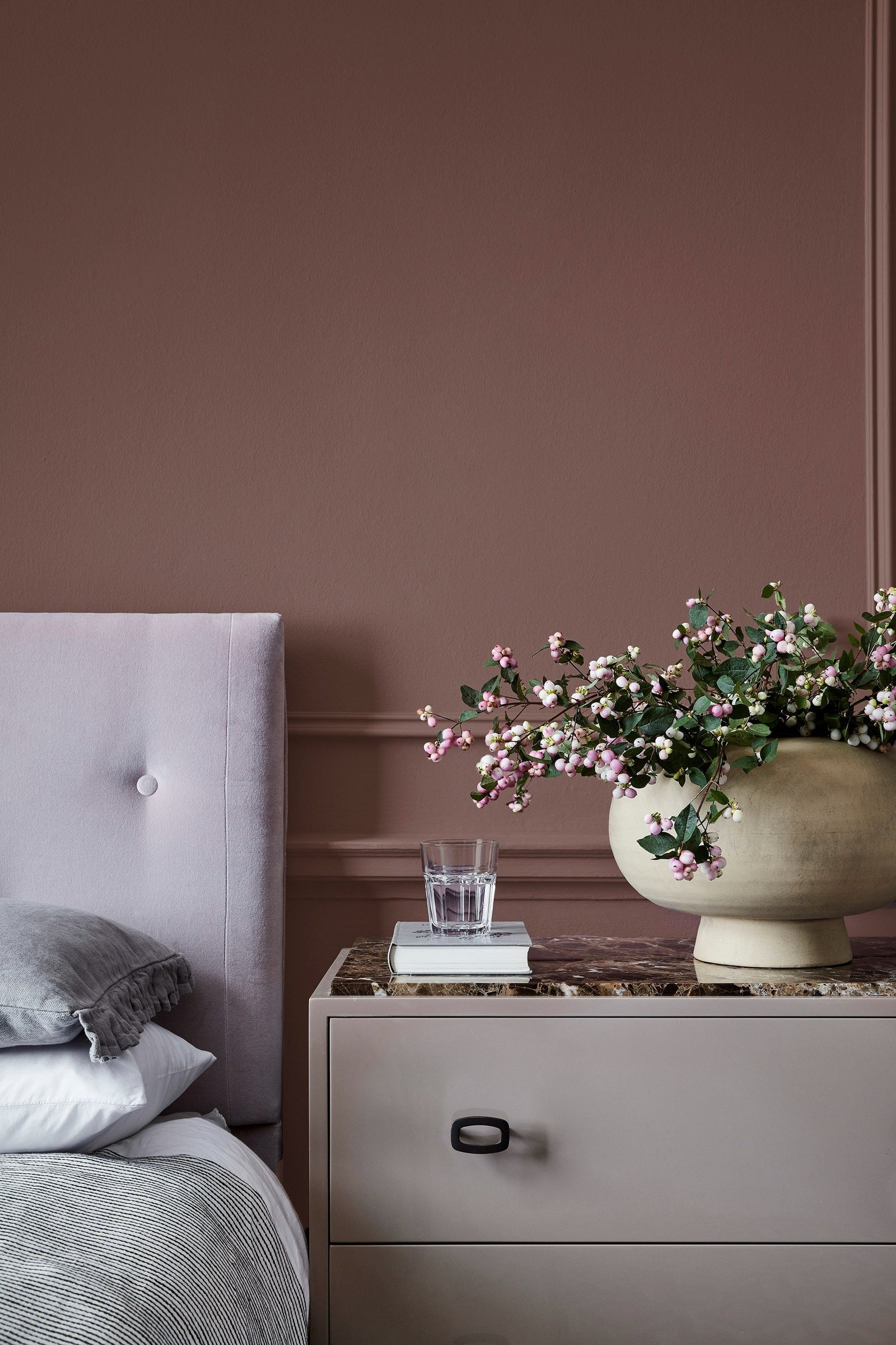 Little Greene Nether Red (315) - Tester in een interieur
