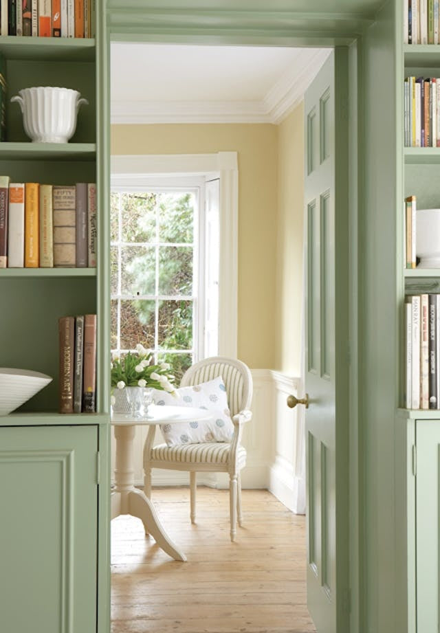 Little Greene Pea Green (91) in een interieur