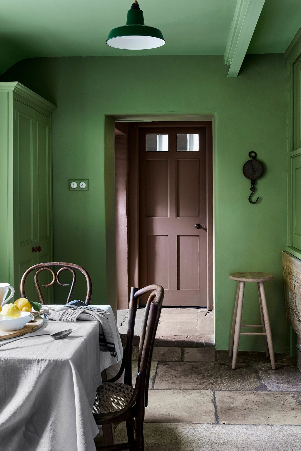 Little Greene Pea Green (91) in een interieur