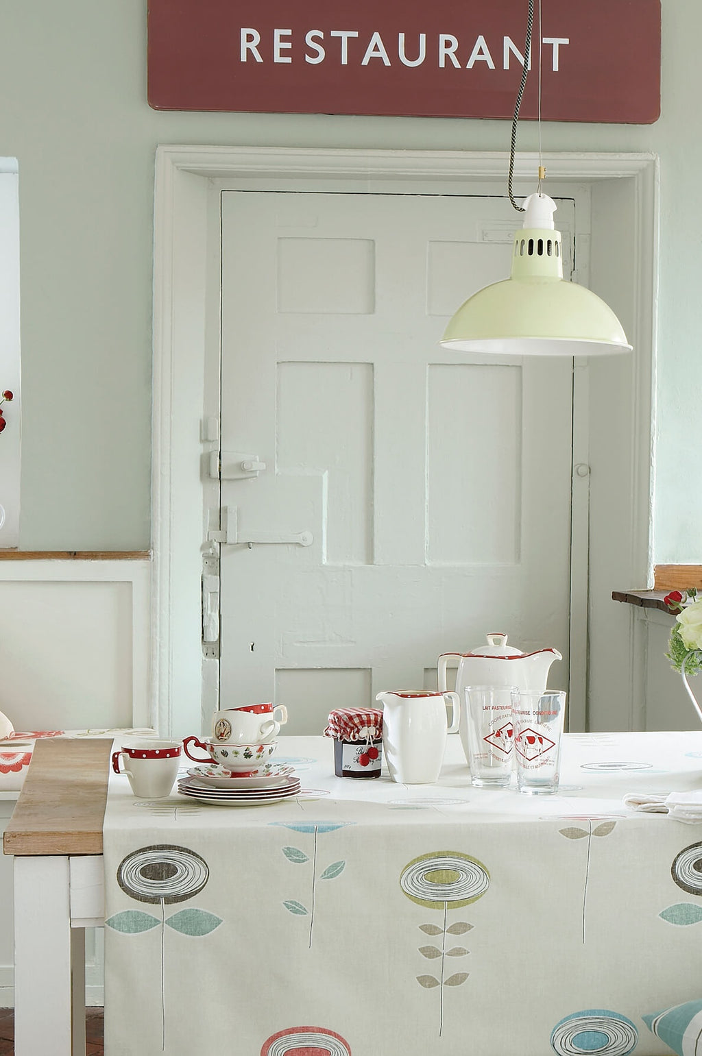 Little Greene Pearl Colour Pale (167) - Tester in een interieur