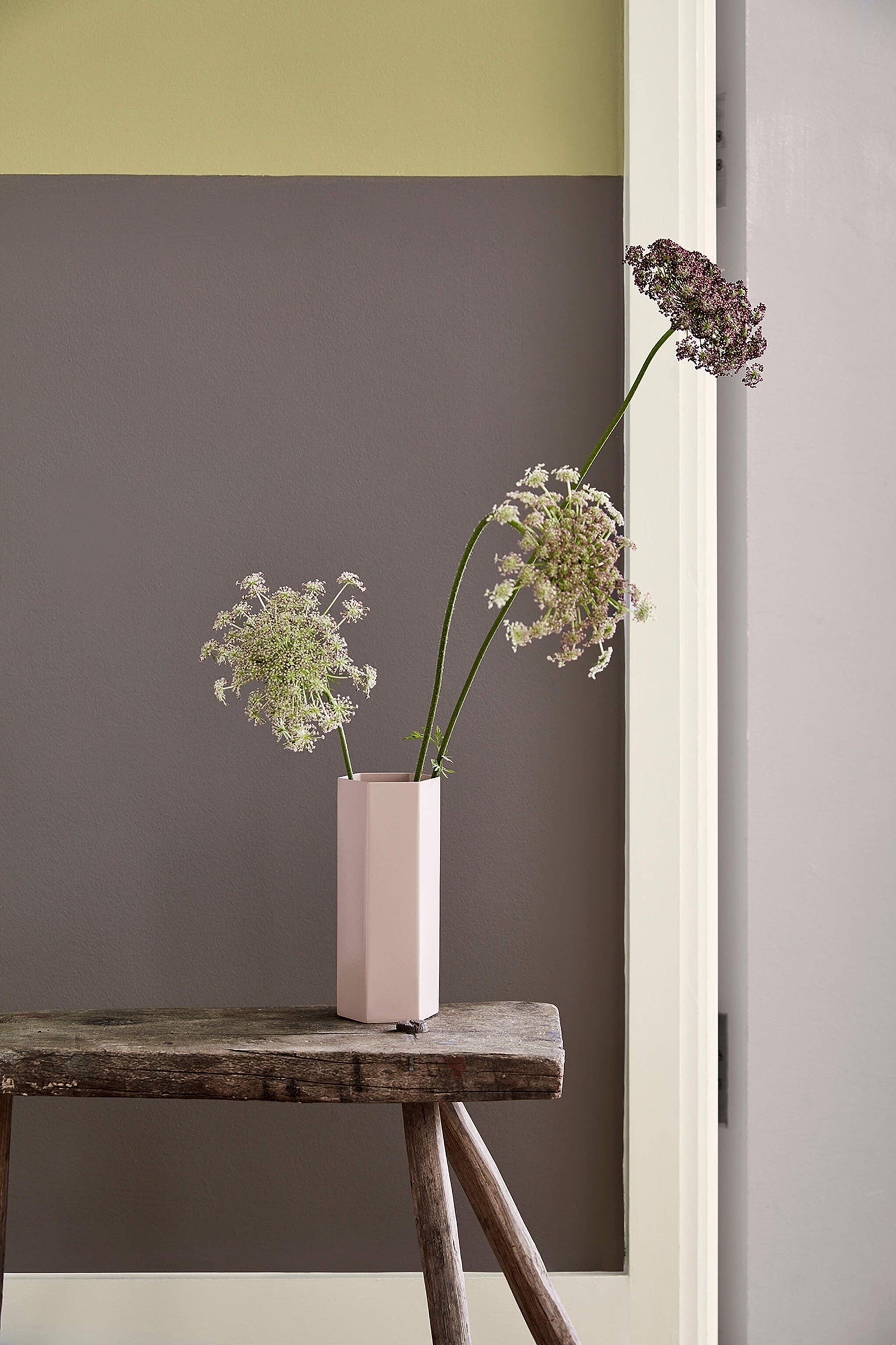 Little Greene Perennial Grey (245) - Tester in een interieur