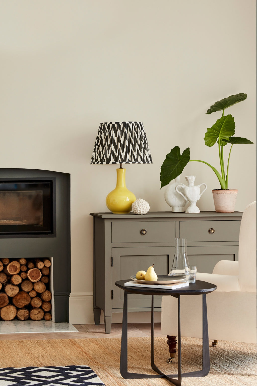 Little Greene Portland Stone (77) - Tester in een interieur