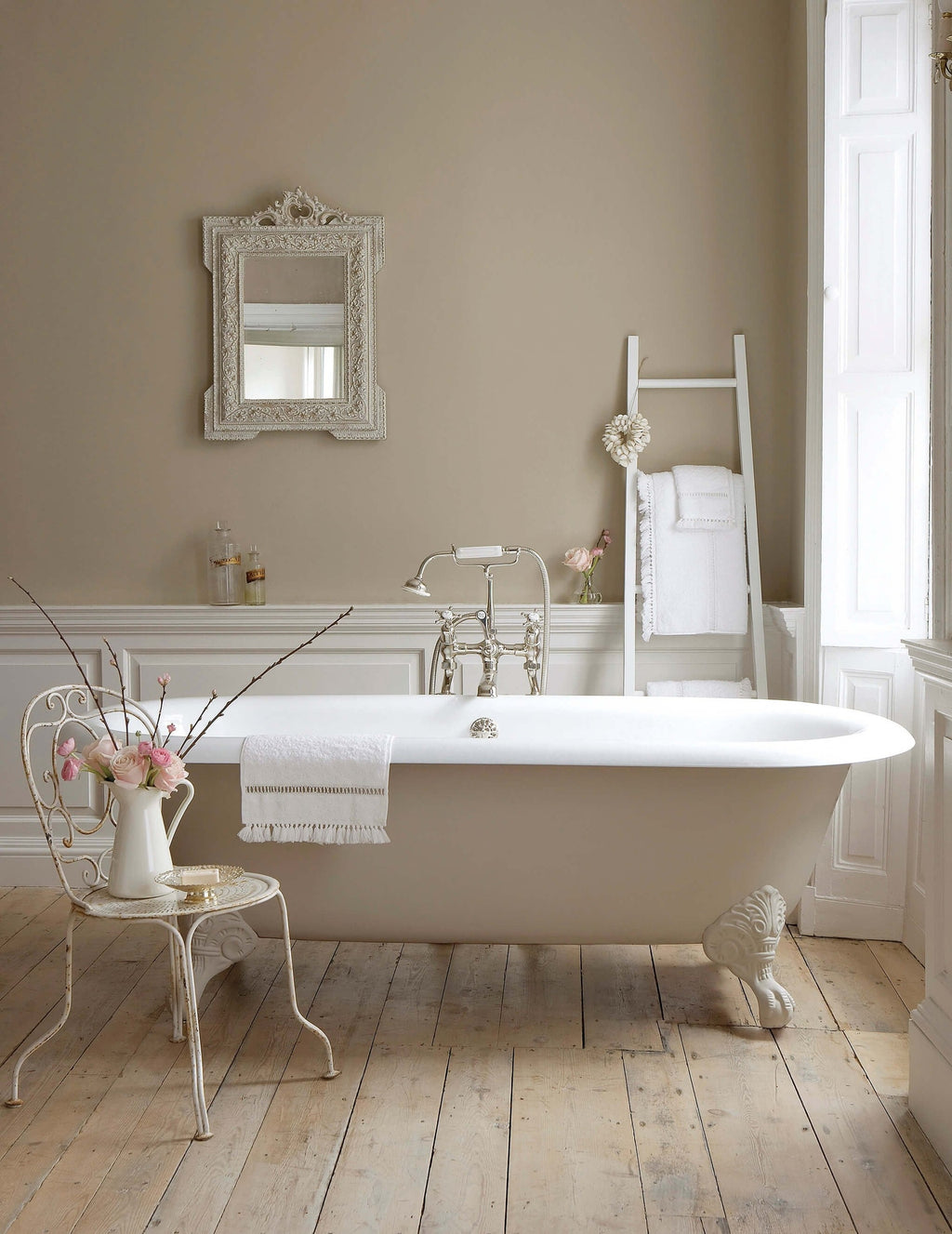 Little Greene Rolling Fog Light (271) in een interieur