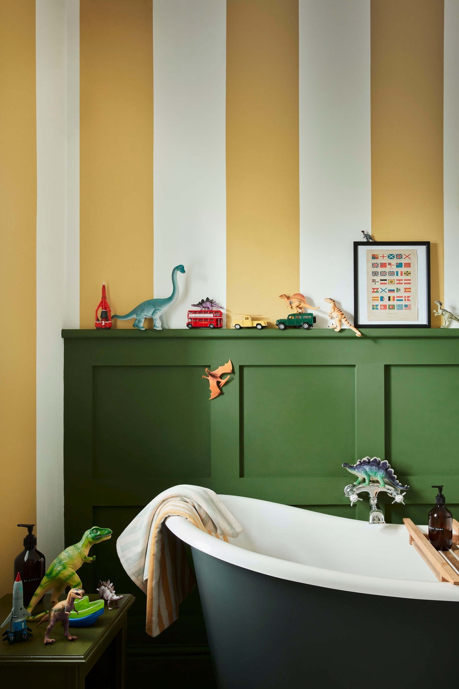Little Greene Silent White Mid (330) - Tester in een interieur